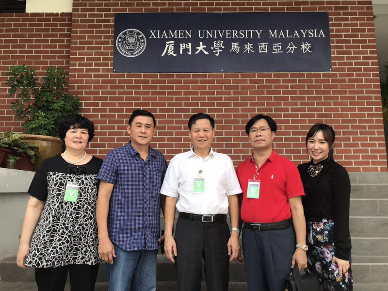 吴国荣到厦门大学马来西亚分校参观学