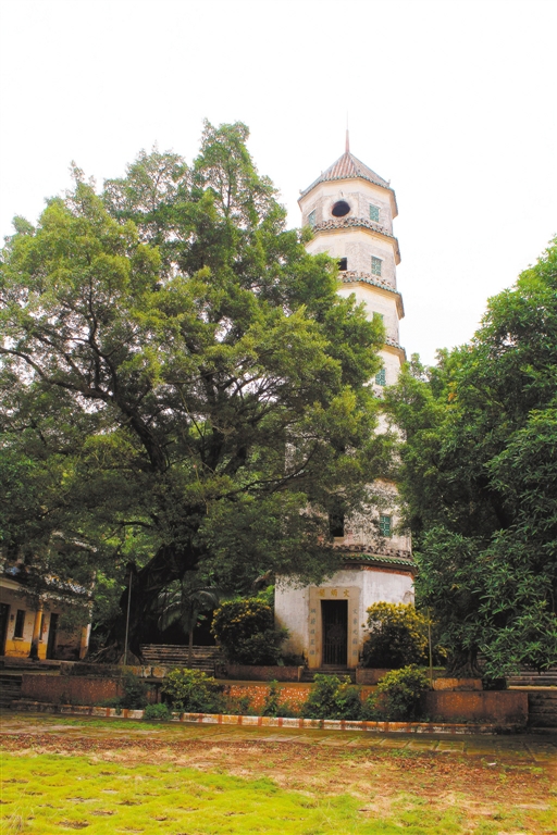 在整座宗祠后方，还建有一座八角塔，名唤文炳阁，被称为文楼的“文笔”，文炳阁作为