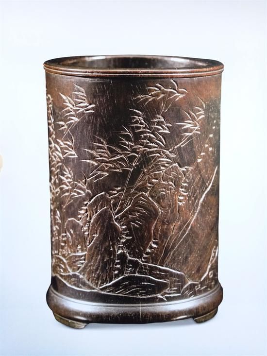 清乾隆前期 周芷岩制竹石图紫檀笔筒 高11.5cm、直径8.2cm 上海博物馆藏